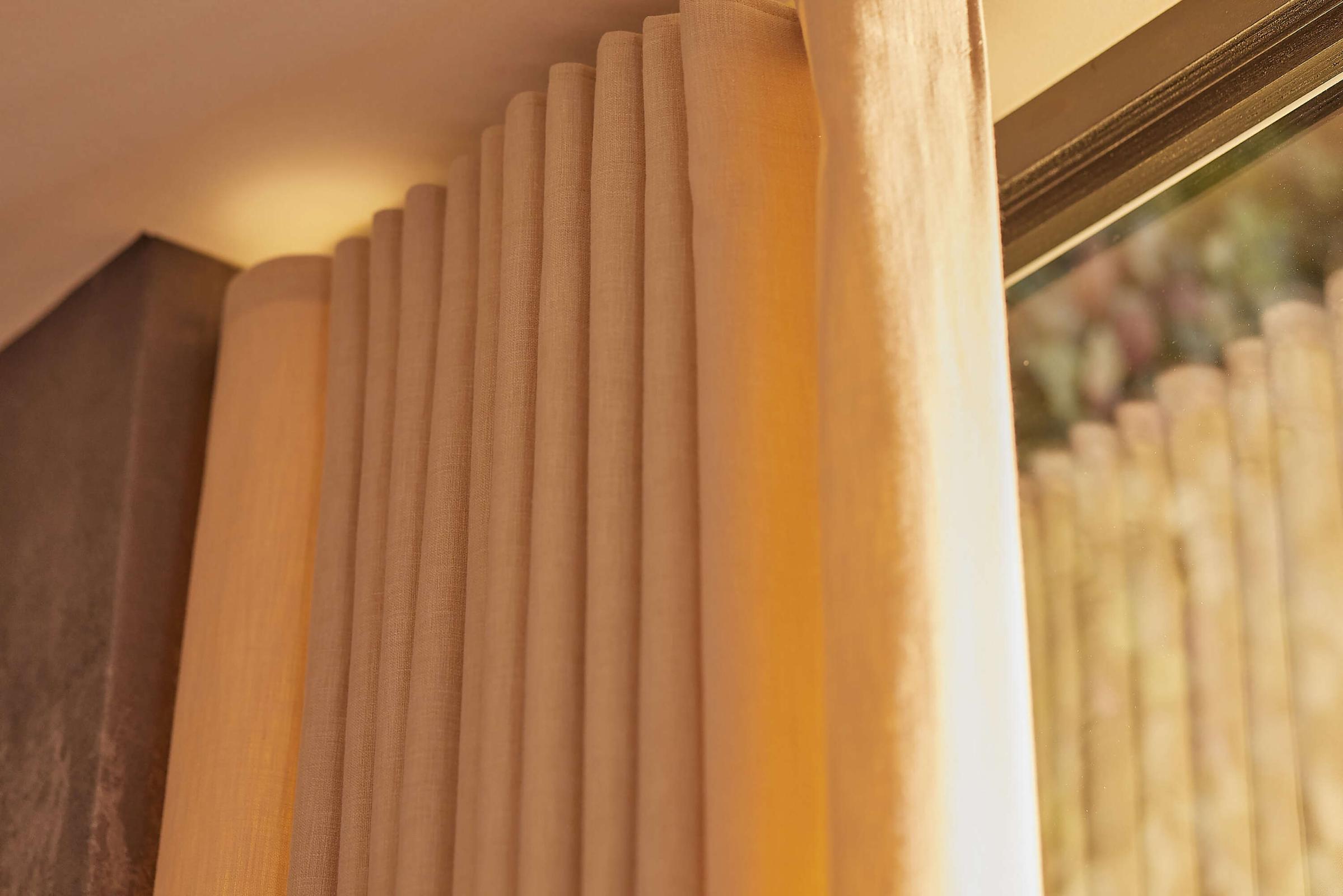 Silnik ukryty za zasłoną